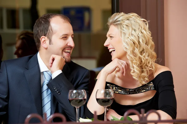 Mann und Mädchen bei einem Date mit Wein im Café Stockbild