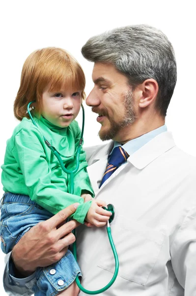 Usmívající se doktor v bílém celkově s stetoskop — Stock fotografie