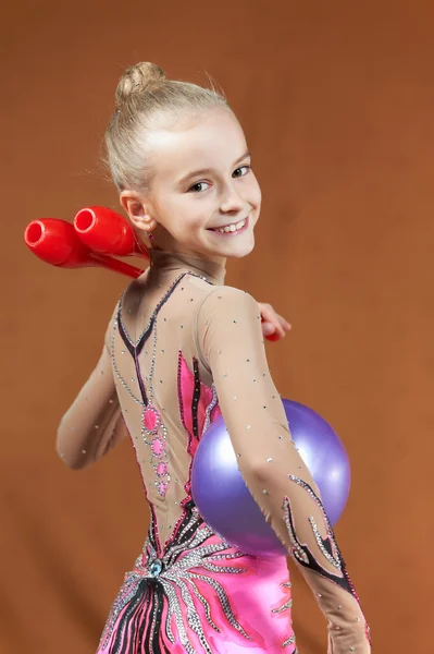 Młoda dziewczynka gimnastyczka — Zdjęcie stockowe