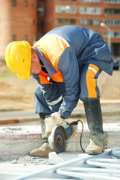 Bauarbeiter arbeitet mit Trennschleifer — Stockfoto