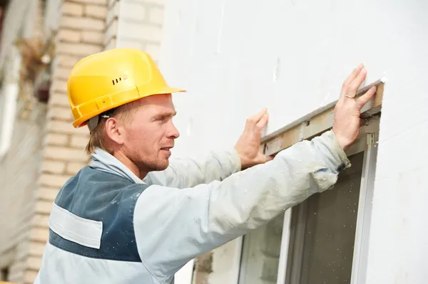 Constructor fachada yesero trabajador con nivel — Foto de Stock