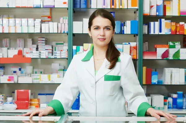Lékárna lékárna žena v drogerii — Stock fotografie