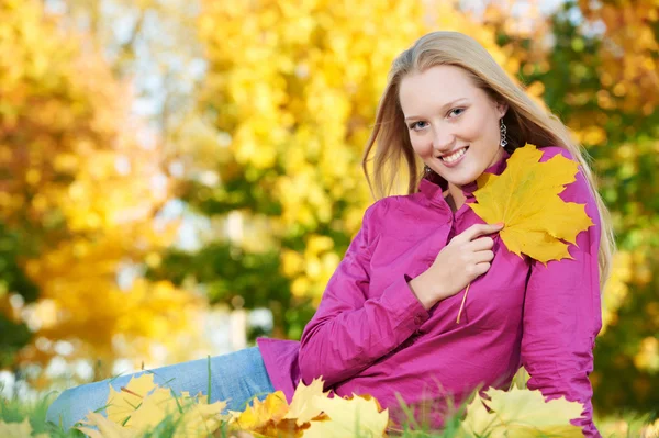 Mujer en otoño al aire libre — Foto de Stock
