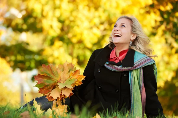 Donna in autunno all'aperto — Foto Stock