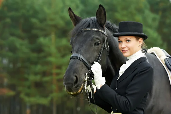 Cavaleiro jockey em uniforme com cavalo — Fotografia de Stock