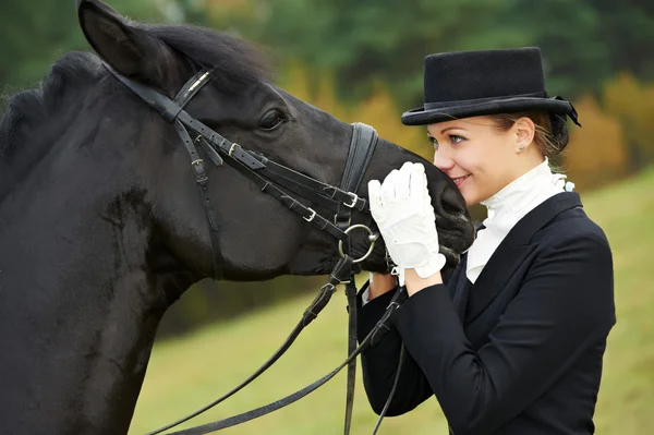 馬と制服を着た女曲馬師ジョッキー — ストック写真