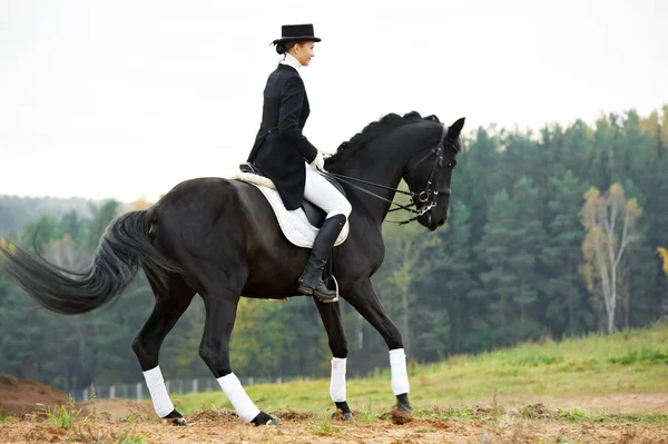 Femme cheval jockey en uniforme avec cheval — Photo