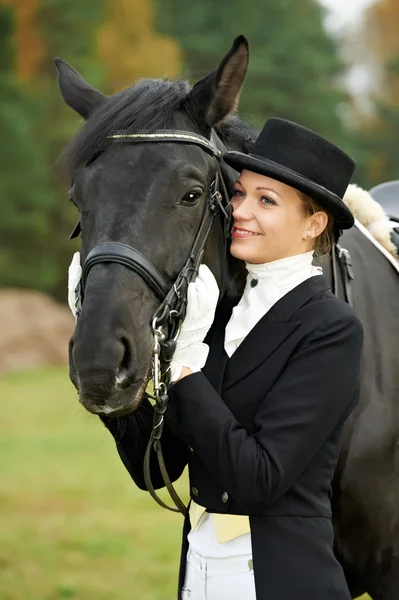 Femme cheval jockey en uniforme avec cheval — Photo
