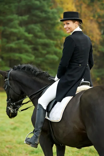 在与马制服的女骑士赛马会 — 图库照片