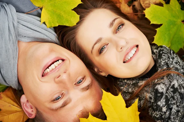 Jeune couple à l'automne en plein air — Photo