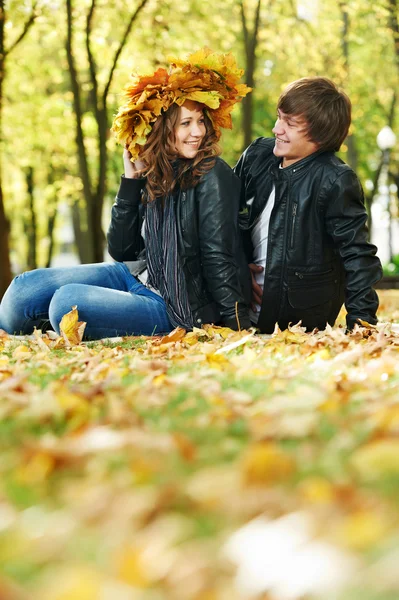 Couple à l'automne en plein air — Photo