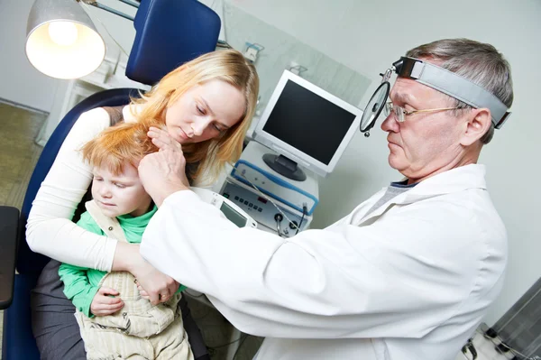 Badanie lekarskie otitus dziecko lekarz — Zdjęcie stockowe
