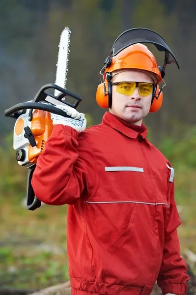 Lumberjack Worker With Chainsaw In The Forest — Stock Photo, Image