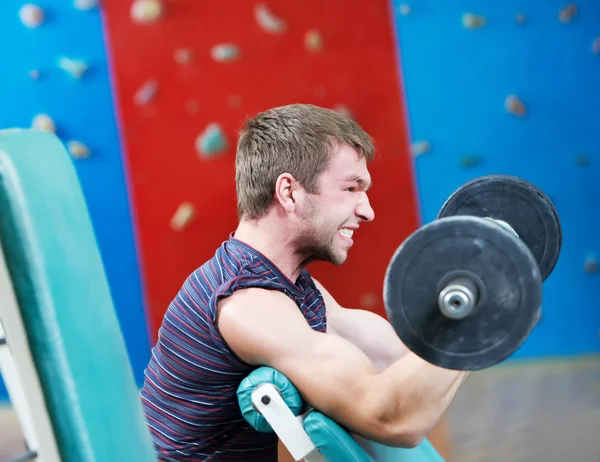 Bodybuilder hebt Gewicht im Fitnessstudio — Stockfoto