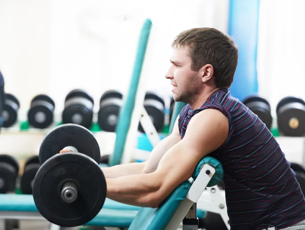 Bodybuilder soulevant le poids à la salle de sport — Photo