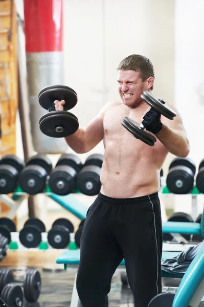 Bodybuilder lyft vikt på sport gym — Stockfoto