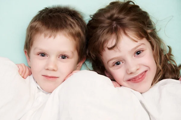 Närbild porträtt av två barn i sängen — Stockfoto