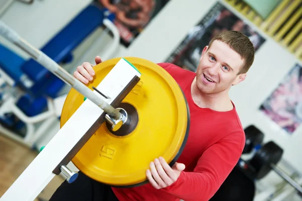Bodybuilder laden gewicht op sport sportschool — Stockfoto