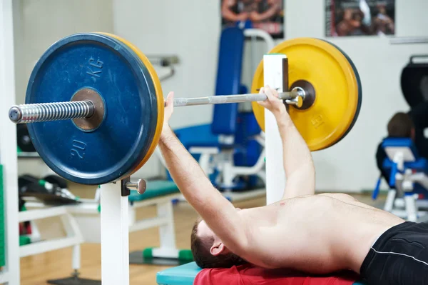 Vücut geliştirmeci spor salonunda ağırlık kaldırma — Stok fotoğraf