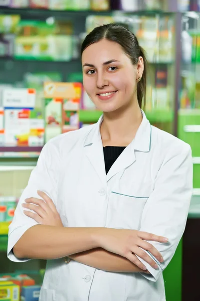 Фармацевтична жінка-хімік в аптеці — стокове фото
