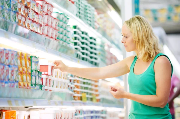 Donna che fa shopping di latticini — Foto Stock