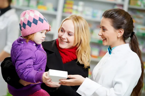 Farmácia química, mãe e criança na farmácia — Fotografia de Stock