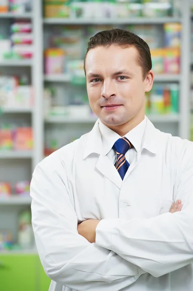 Farmácia confiante homem químico na farmácia — Fotografia de Stock