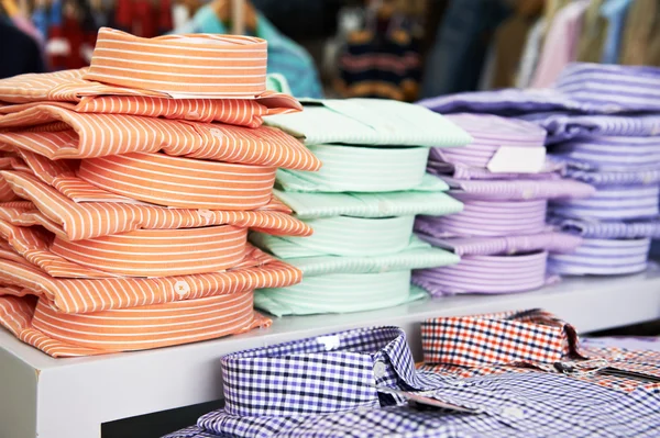 Hemden im Geschäft — Stockfoto