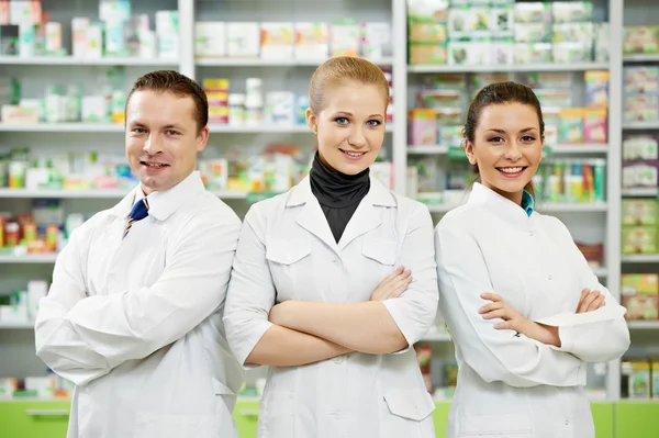 Farmacia chimica squadra donne e uomo in farmacia — Foto Stock
