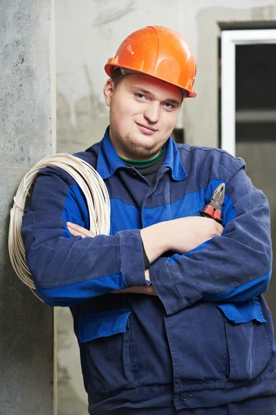 Retrato de jovem eletricista em uniforme — Fotografia de Stock