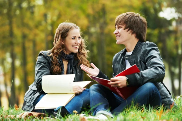 Dois jovens estudantes sorridentes ao ar livre — Fotografia de Stock