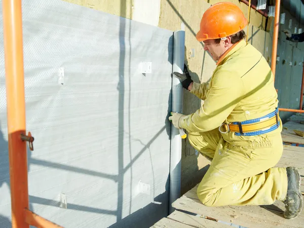 Plasterer fachada em trabalhos de isolamento exterior — Fotografia de Stock
