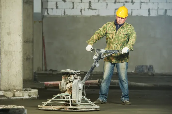 Pracownik zacierania i wykańczania betonu — Zdjęcie stockowe