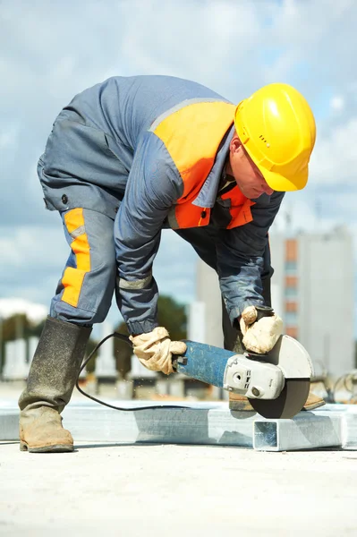 Bauarbeiter arbeitet mit Trennschleifer — Stockfoto