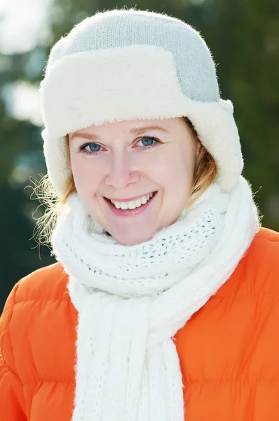 Kvinna på vintern utomhus — Stockfoto
