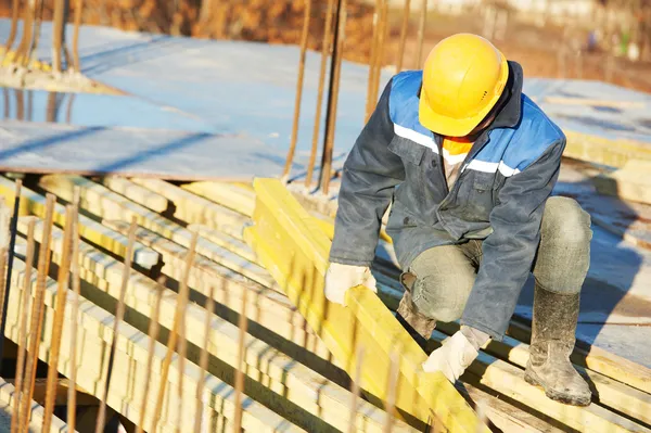 Trabalhador da construção que prepara a cofragem — Fotografia de Stock