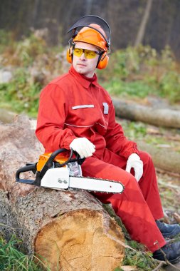 Oduncu işçi orman chainsaw ile