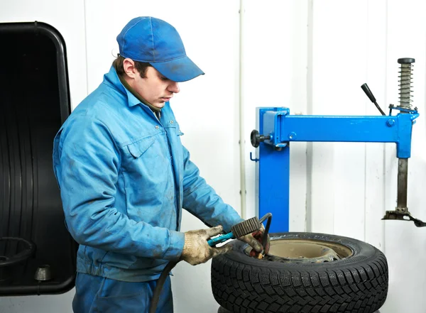 Reparador Machanic na montagem do pneu — Fotografia de Stock