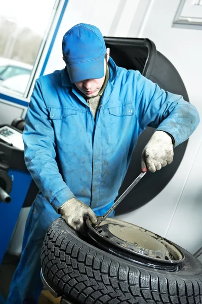 Reparador de maquinaria en el montaje de neumáticos — Foto de Stock