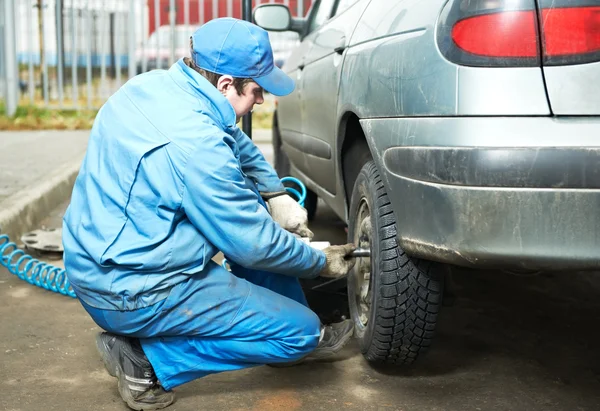 Reparador Machanic na montagem do pneu — Fotografia de Stock