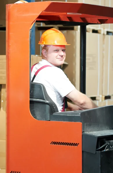 Warehouse worker in storehouse — Stock Photo, Image