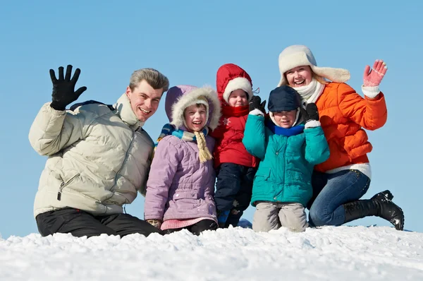 겨울에 아이 들과 함께 행복 한 가족 — 스톡 사진