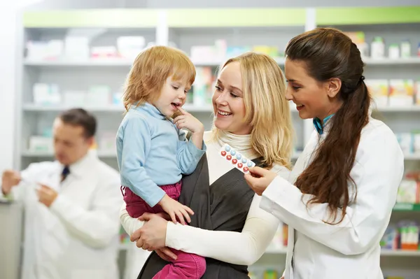 Farmacia farmacia, madre e bambino in farmacia — Foto Stock