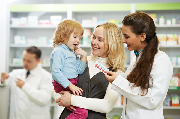 Аптечный химик, мать и ребенок в аптеке
