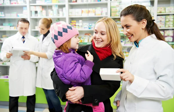 Аптечный химик, мать и ребенок в аптеке — стоковое фото