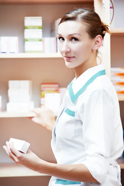 药店药房化验师的女人 — 图库照片