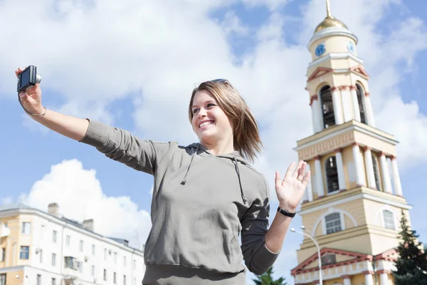Junge schöne russische Frau fotografiert sich selbst — Stockfoto