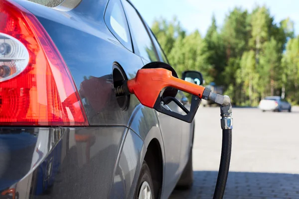 Mondstuk in de tank zwarte auto op kolom vullen brandstof tanken — Stockfoto