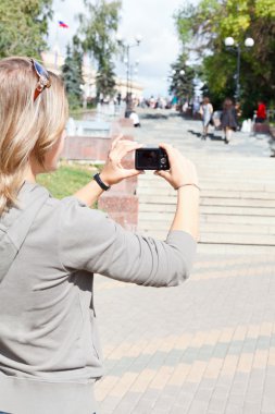 Şehrin turistik çekim genç güzel kadın