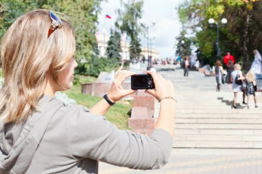 Şehrin turistik çekim genç güzel kadın